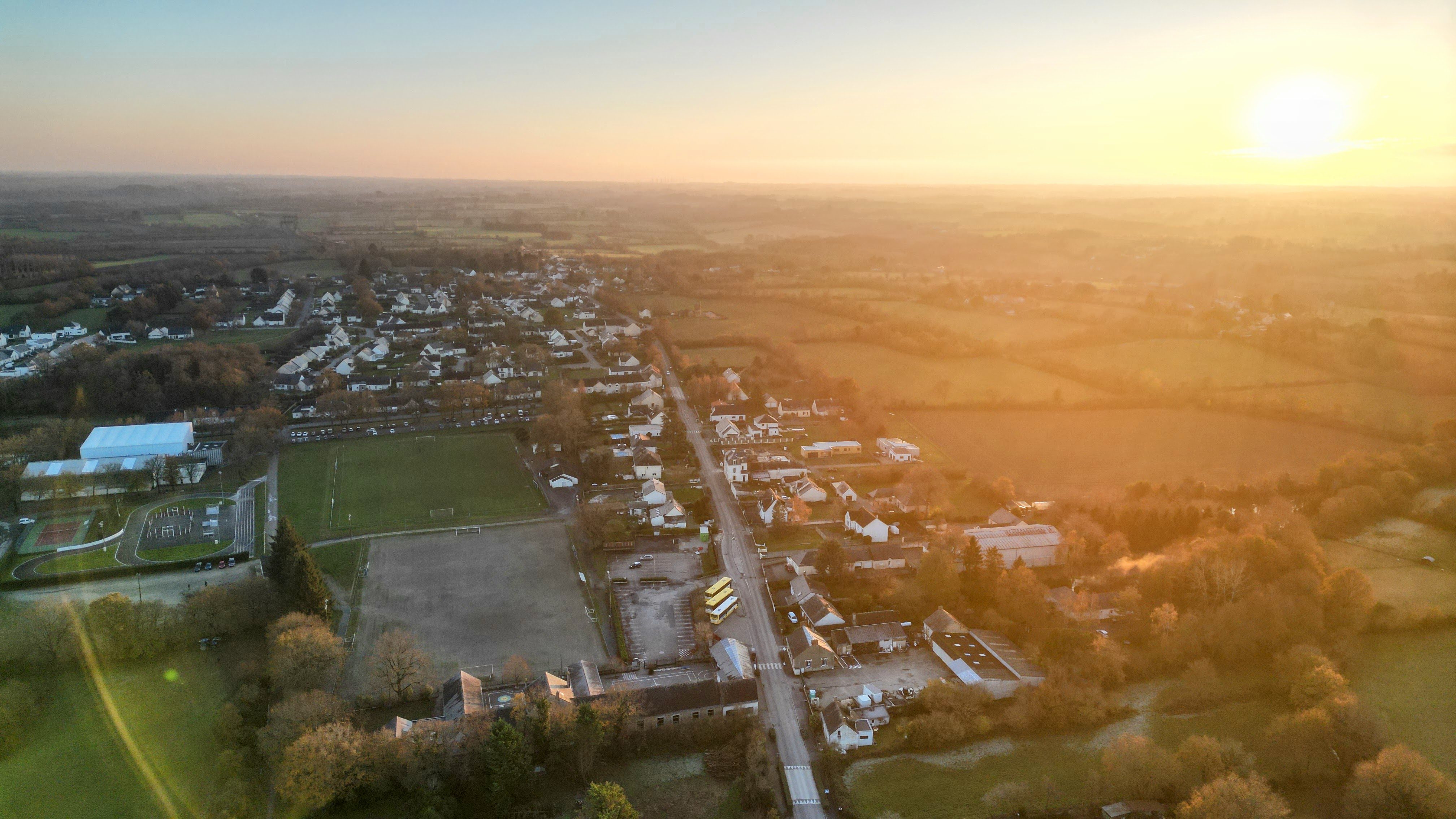 Complexe sportif de Fay-de-Bretagne au coucher du soleil